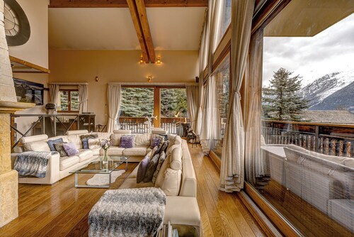 Stunning mountain-side chalet, 7-bedrooms, Pool & Spa