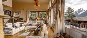 Stunning mountain-side chalet, 7-bedrooms, Pool & Spa