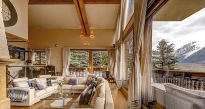 Stunning mountain-side chalet, 7-bedrooms, Pool & Spa