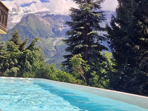 Stunning mountain-side chalet, 7-bedrooms, Pool & Spa