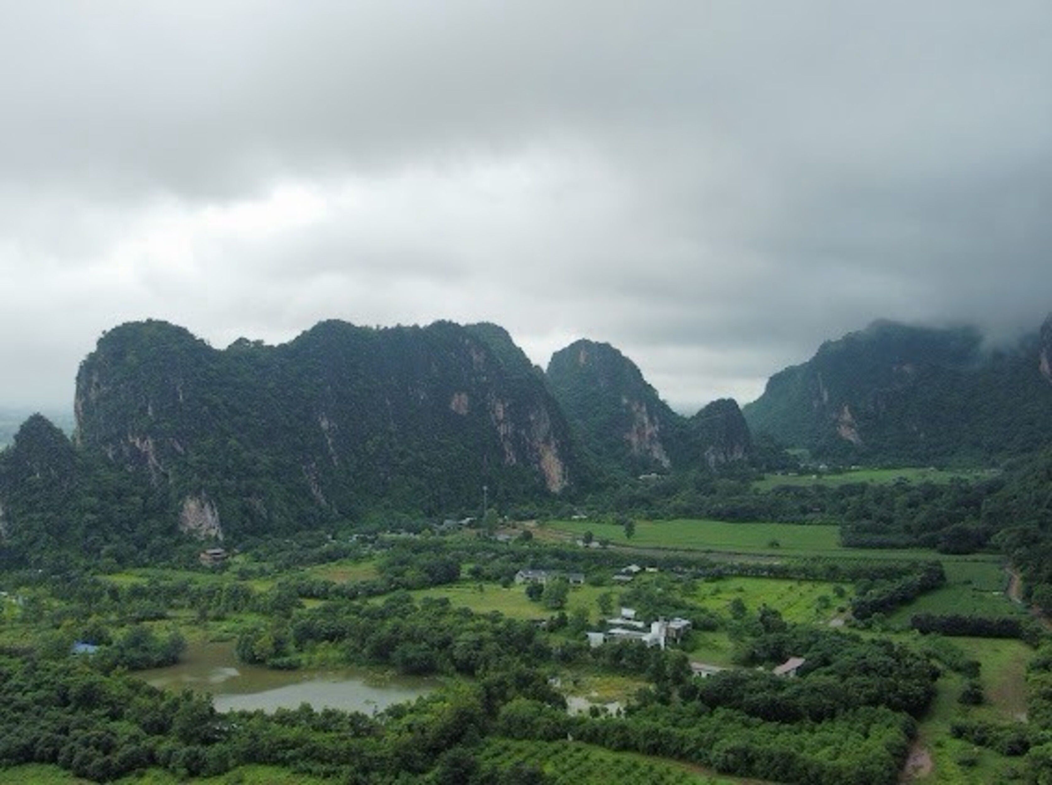 Un paisaje montañoso con abundante vegetación y un río.