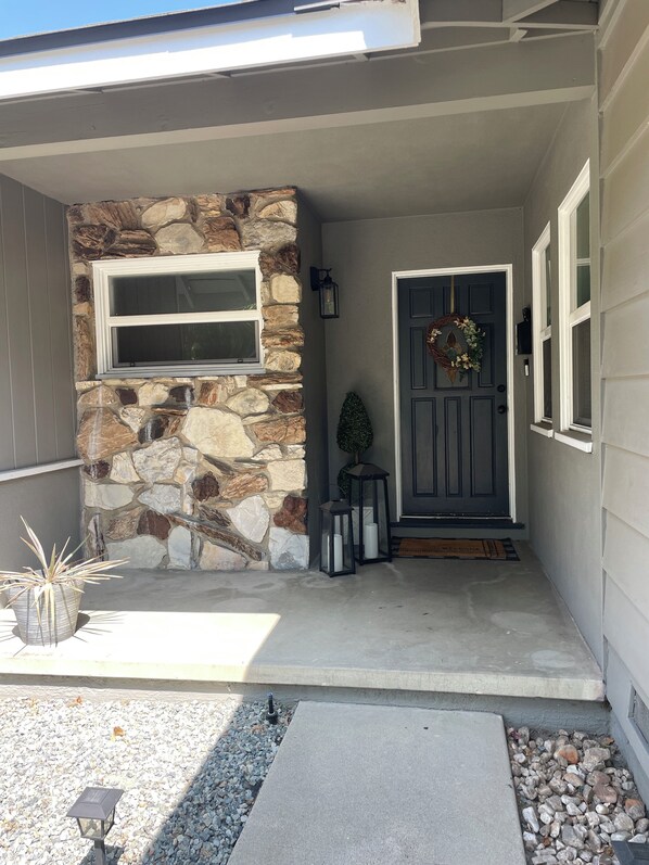 Exterior detail - Charming 2-bedroom house, great for entertaining! (Los Angeles)