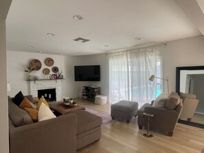 Living area - Charming 2-bedroom house, great for entertaining! (Los Angeles)