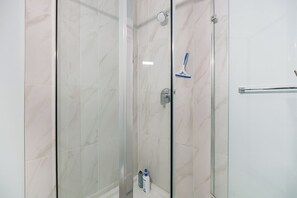 Dusche, Haartrockner, Bidet, Handtücher