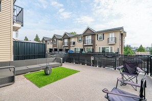 Property grounds - 3-bedroom townhome in enchanting Abbotsford with AC (Abbotsford)