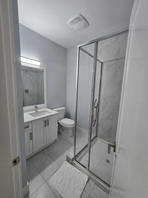 Douche, sèche-cheveux, bidet, serviettes fournies