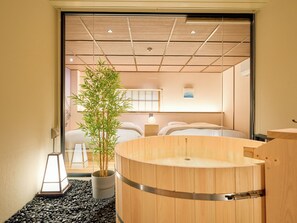 A traditional Japanese-style room with tatami flooring, a wooden soaking tub, a bamboo plant, and a sliding shoji screen. - KONJAKUSO Osaka Tempozan KOMESHOU UOSHOU (Osaka)