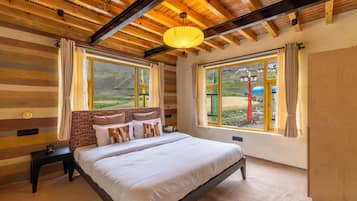 Deluxe Double Room, Courtyard View | Laptop workspace