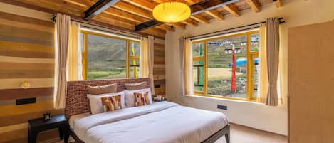 Deluxe Double Room, Courtyard View | Laptop workspace