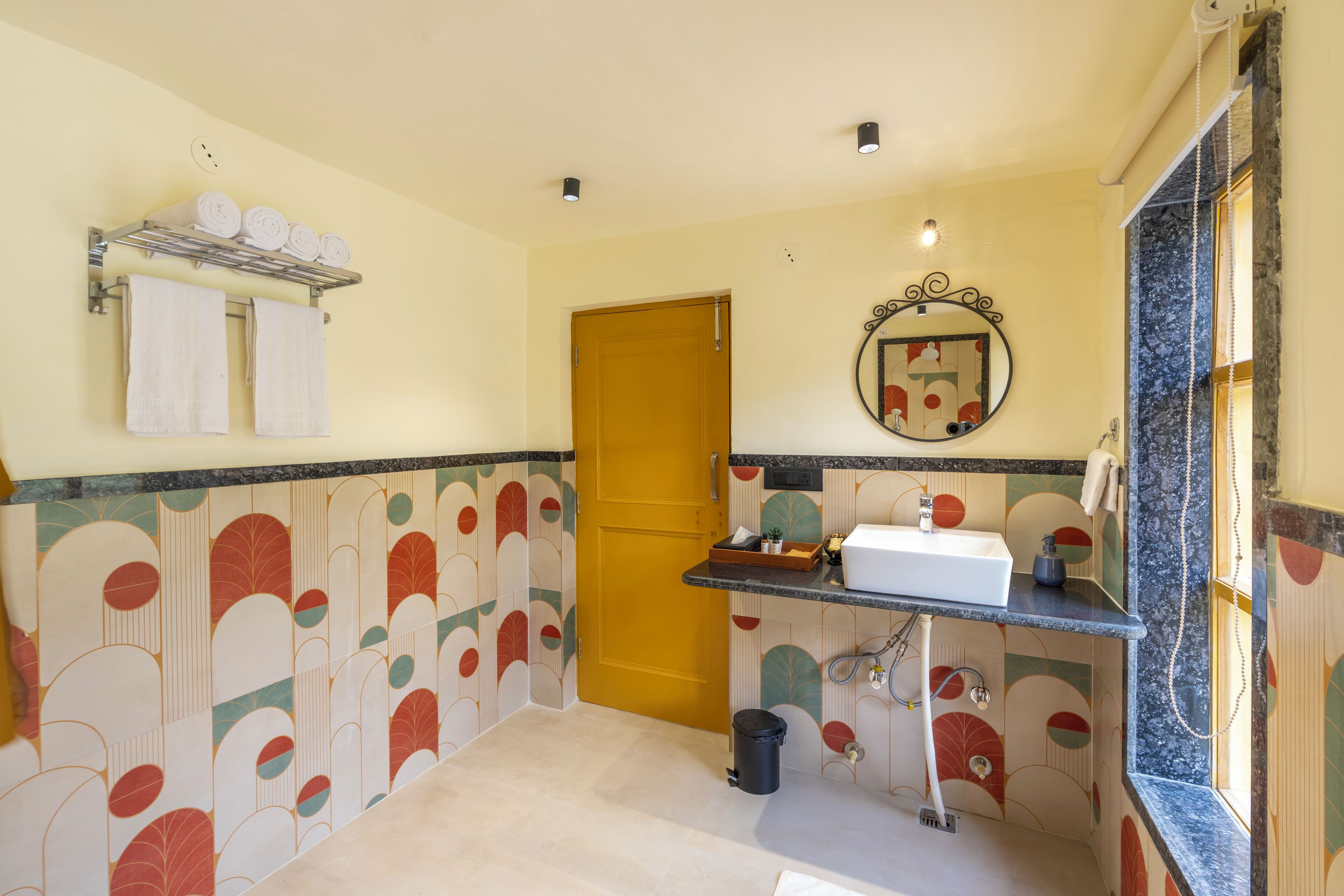 Un baño con lavamanos, toallero y una puerta.