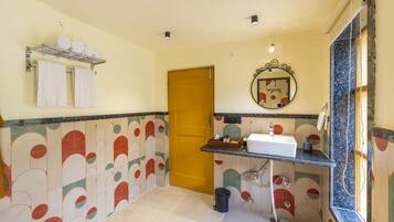Un baño con lavamanos, toallero y una puerta.