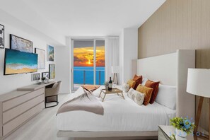 2 habitaciones, escritorio y tabla de planchar con plancha