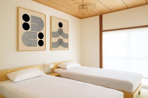 Modern Zen Retreat | Designer's 1BR near Ise & VISON