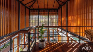 Un intérieur moderne avec un plafond en bois, un escalier et une plante en pot.