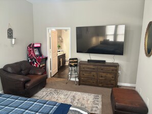 2 bedrooms, in-room safe, desk, iron/ironing board