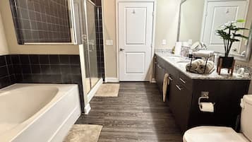 ヘアドライヤー、タオル、石鹸、シャンプー