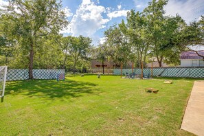 Property grounds - Howdy House · Huge Yard · Gameroom · Near TSU (Stephenville)