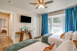 3 bedrooms, desk, iron/ironing board, travel crib - Howdy House · Huge Yard · Gameroom · Near TSU (Stephenville)