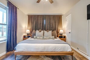 3 bedrooms, desk, iron/ironing board, travel crib - *NEW* Howdy House | Walk to TSU, Gameroom & Yard (Stephenville)