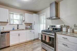 Fridge, microwave, oven, stovetop - *NEW* Howdy House | Walk to TSU, Gameroom & Yard (Stephenville)