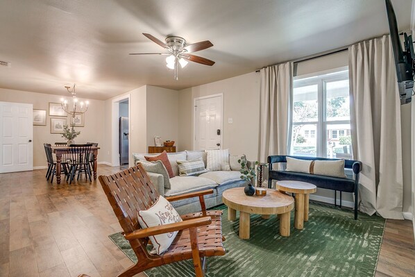 Smart TV, table tennis, books - *NEW* Howdy House | Walk to TSU, Gameroom & Yard (Stephenville)