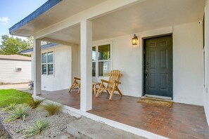 Terrace/patio - *NEW* Howdy House | Walk to TSU, Gameroom & Yard (Stephenville)