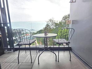 Room, 1 Bedroom, Accessible, Ocean View | Tempat makan luar