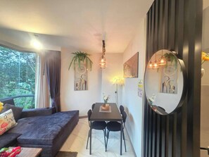 Room, 1 Bedroom, Accessible, Ocean View | Dining room