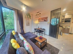 Room, 1 Bedroom, Accessible, Ocean View | Living room | Books