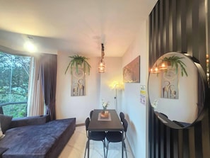 Room, 1 Bedroom, Accessible, Ocean View | Dining room