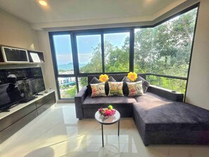 Room, 1 Bedroom, Accessible, Ocean View | Living room | Books