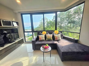 Room, 1 Bedroom, Accessible, Ocean View | Living room | Books