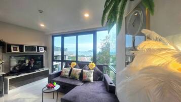 Room, 1 Bedroom, Accessible, Ocean View | Living room | Books