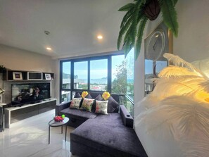 Room, 1 Bedroom, Accessible, Ocean View | Living room | Books