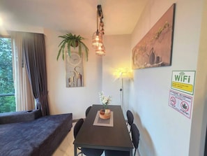 Room, 1 Bedroom, Accessible, Ocean View | Living room | Books