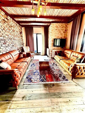 Habitación básica, vista al jardín | Espacio para trabajar con laptop y wifi gratis 