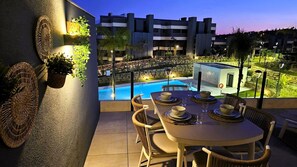 Outdoor dining - NEW apartment in Andalusia / Costa del Sol ☀️ Estepona / 3 bedrooms / Boho Style (Estepona)