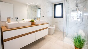 Shower, hair dryer, towels, soap - NEW apartment in Andalusia / Costa del Sol ☀️ Estepona / 3 bedrooms / Boho Style (Estepona)