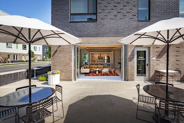 Outdoor dining - CozySuites Ayr | parking, pool, gym  #03 (Indianapolis)