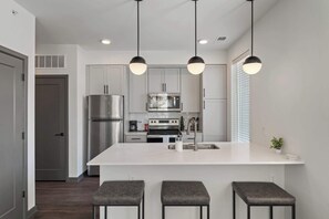 Réfrigérateur, four à micro-ondes, un four, surface de cuisson