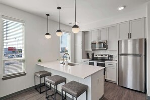 Fridge, microwave, oven, stovetop - CozySuites Ayr | parking, pool, gym  #04 (Indianapolis)