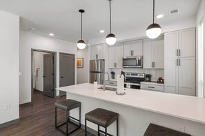 Fridge, microwave, oven, stovetop - CozySuites Ayr | parking, pool, gym  #07 (Indianapolis)