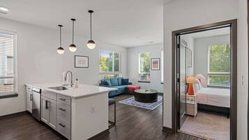 2 bedrooms, desk, iron/ironing board, WiFi