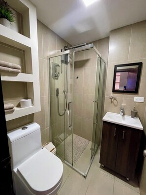 Serviettes fournies, savon, shampoing, papier toilette