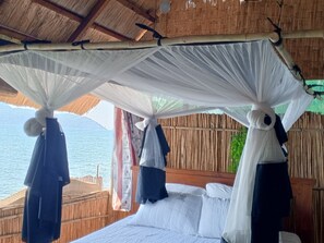 Desk, laptop workspace, free WiFi - Quest Lodges and Safaris (Cape Maclear)