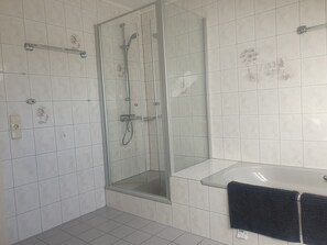 Dusj, hårføner, håndklær og toalettpapir