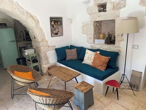 Living area - Trullo Alberico, renovated with swimming pool (Puglia)
