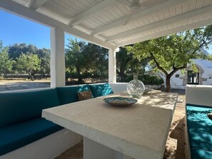 Outdoor dining - Trullo Alberico, renovated with swimming pool (Puglia)