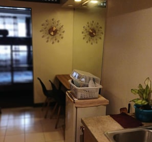 Comfort Condo, Pets allowed, Ground Floor | Living room | 32-inch Smart TV with digital channels, ping pong - Cozy City Stay in Baguio (Baguio)