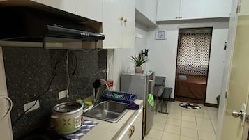 基本公寓客房, 1 張特大雙人床及 1 張梳化床, 非吸煙房, 可攜帶寵物 | 私人小型廚房 | 迷你雪櫃、爐具、電熱水壺、廚房用具/餐具/器皿